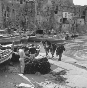 Cefalu, Fischer bei der Arbeit im Hafen
