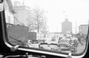 Friedlingen: Omnibus, durch die Scheibe auf Brücke
