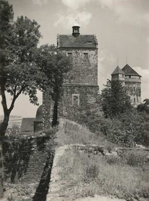 Stolpen. Burg. Blick auf Seigerturm (links), Coselturm und Johannisturm (rechts)