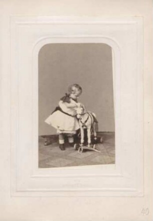 Kleinkind (Enkelkind Queen Victorias ?) mit Spielzeugpferd