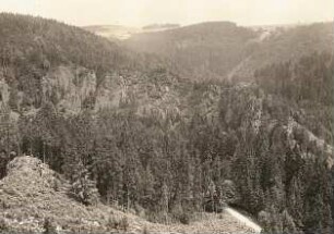 Erzgebirge. Tal der Schwarzen Pockau: Die Ringmauer vom Rabenberg
