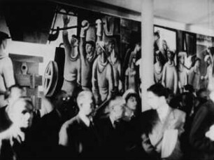 Auf der 2. Deutschen Kunstausstellung: Wandbildentwurf "Metallurgie Henningsdorf" von Horst Strempel, René Graetz und Arno Mohr (Szene aus der DEFA-Wochenschau "Der Augenzeuge" ?)