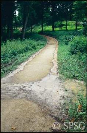 Potsdam, Park Sanssouci, Zugangsweg zum Drachenhaus, Erosionsschäden.