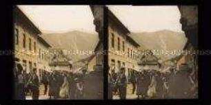 Belebte Geschäftsstraße in Travnik