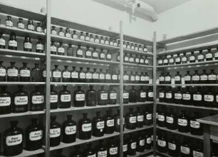 Dresden-Altstadt, Ernst-Thälmann-Straße (heute: Wilsdruffer Straße) 5. Wohn- und Geschäftshaus mit Löwen-Apotheke