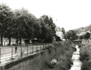 Berggießhübel, Badstraße (Sebastian-Kneipp-Straße). Ansicht mit Hochwasserdenkmal zur erinnerung an die Gottleuba-Hochflut am 8. und 9. Juli 1927. Blick flussaufwärts