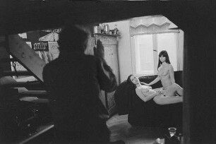 Markkleeberg, Schillerplatz 3. Günter Rössler fotografiert in seinem Atelier zwei junge Frauen