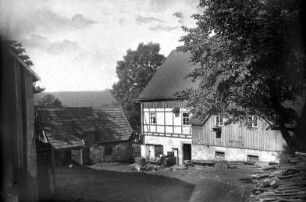 Hof des Hiemannlieb-Gutes : der Wassertrog gehörte zur eigenen Wasserversorgung des Hofes mittels Feldbrunnen