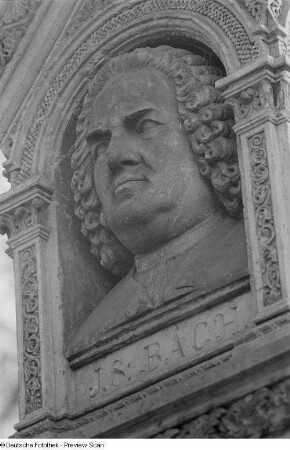 Relief mit dem Gesicht Johann Sebastian Bachs am Alten Bach-Denkmal am Dittrichring