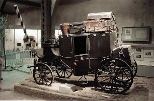 Berlin: Die Reise nach Berlin; Alte Postkutsche im Hamburger Bahnhof