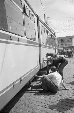 Entgleisung eines achtachsigen Großraumwagens der Karlsruher Straßenbahn am Entenfang