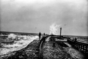 Kolberg (heute: Kolobrzeg / Polen). Mole an der Ostsee bei Ost-Sturm