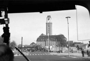 Berlin; Spandau: Rathaus vom Bus aus