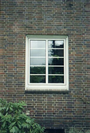 Schulstraße 24: Wohnhaus: Detailaufnahme: Sprossenfenster