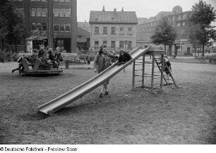 Kinder auf einem Spielplatz