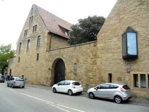 Stadtbild-Kelter (1572) - Ansicht über Giebelseite Haupthaus (8 Kelterbäume - im Giebelbereich Fruchtspeicher für 5000 Scheffel) mit Rest ehemaliger Umfassungsmauer und Bandhaus