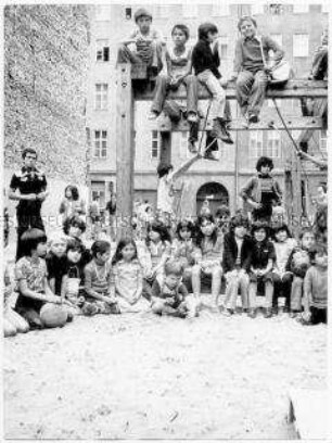 Viele Kinder auf einem Spielplatz (Altersgruppe bis 14)