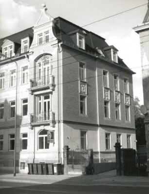 Dresden-Pieschen, Großenhainer Straße 132/130. Doppelwohnhaus (1889). Straßenansicht (Nr. 130) mit Tor