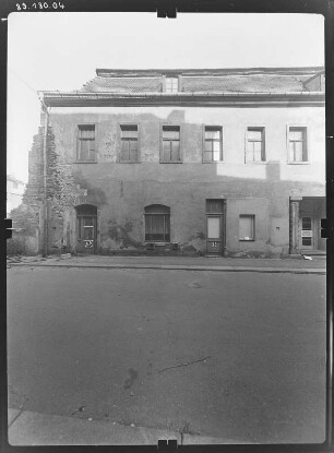 Zittau, August-Bebel-Platz (Neustadt) 1. Wohnhaus mit Ladeneinbau (18. Jh.). Straßenfront (Teilansicht, Albertstraße)