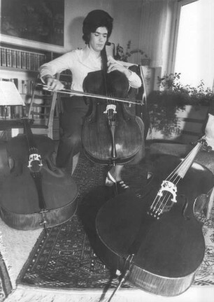 Marburg. Die Cellistin Angelika May in ihrem Wohnhaus bei einer Probe