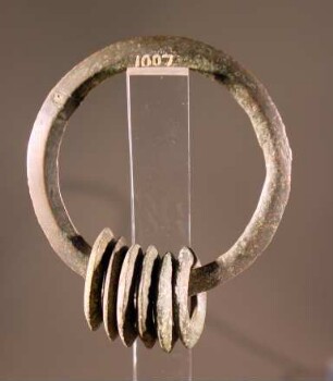 Ringgehänge: Ring mit sechs kleinen eingehängten Ringen