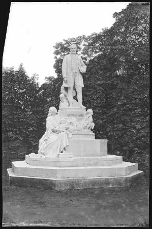 Budapest. Ignaz-Semmelweis-Denkmal (1906) : Budapest. Denkmal für den Hygieniker Ignaz Semmelweis (1906; Alajos Strobl) auf dem Elisabethplatz