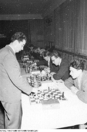 Dresden. Wolfgang Uhlmann (stehend), Großmeister im Schach während des internationalen Schachturniers in Dresden, 1956
