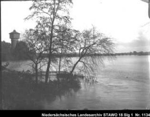 Hochwasser in Wolfenbüttel (Juli 1898) Enthält: Wasserfläche, links Bäume und der Wasserturm