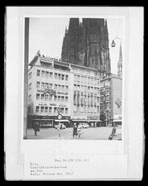 Köln, neuerbaute Geschäftshäuser am Dom