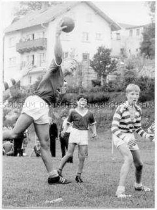 Jungen spielen Handball