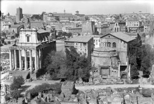 Rom. Forum Romanum. Links im Vordergrund der Tempel des Antonius Pius und der Faustina