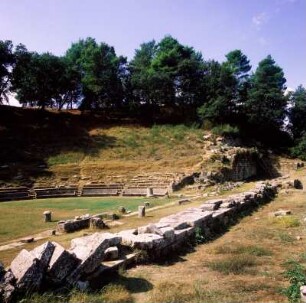 Theater (Ruine), Megalopolis : Megalopolis. Blick in das Theater, im Vordergrund die Sockelmauern des Thersileions, ju2