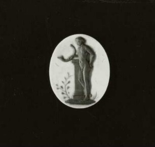 Medaillon mit Relief "Stehender Knabe mit Horn an Säule"