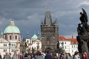 Prag - Turm an der Karlsbrücke : Blick über die Karlsbrücke zur Altstadtseite, aufgenommen 2004 in Prag