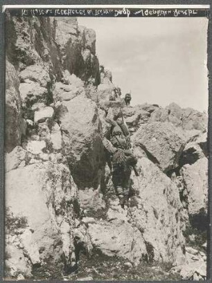 [Hochgebirgsausbildung des 1. Türkischen Jäger-Bataillons]: Erklimmen eines Felsens mit Kletterausrüstung im [Armenischen Hochland]