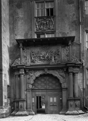 Portal mit Relief mit der Darstellung von Pfingsten und dem Stifter Julius Echter von Mespelbrunn (Ostportal)