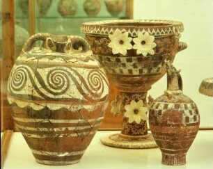 Iraklion. Archäologisches Museum. Königlicher Tafelaufsatz aus Phaistos. Krater mit Blüten, Höhe 45 cm, nach 1900 v. Chr. P5