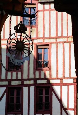 Frankreich. Bretagne. Morbihan. Vannes. Altstadt. Fachwerkfassade und Zunftschild