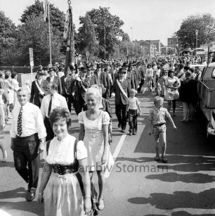 Schützen- und Volksfest: Veranstalter Heimatring und Ahrensburger Schützengilde: Umzug: Schützenvereine marschieren durch die Innenstadt: Zuschauer am Straßenrand, 26. August 1973
