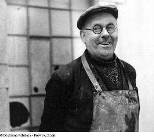 Porträt eines älteren Mannes in Arbeitskleidung