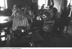In einer Nähstube der Volkssolidarität, 1946/47