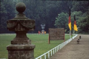 DDR. Ludwigslust. Schloßpark mit Monumentalvasen und DDR-Fahnen