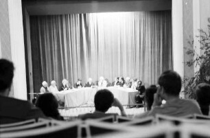 22. Tagung 1972 Mediziner; Podiumsrunde aus weiter Entfernung: (ganz unscharf)