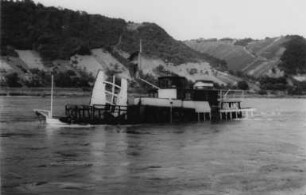 Minen beschädigen schwimmende Fahrzeuge im 2. Weltkrieg am Rhein