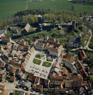 Stolpen. Stadtkern mit Marktplatz, Stadtkirche und Burg. Luftbild-Schrägaufnahme von Norden