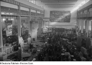 Blick von oben auf die Ausstellungsfläche des Werkzeugmaschinenbaus