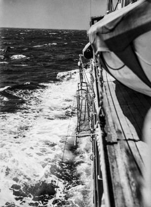 Gewässeransicht : Blick von einem Schiff.