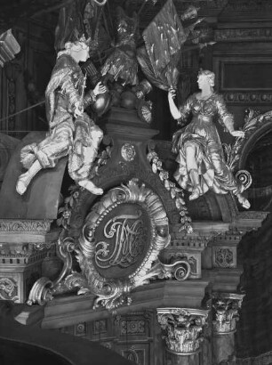 Monogramm der Markgräfin Wilhelmine an der rechten Proszeniumsloge mit den Allegorien der herrscherlichen Majestät und der Klugheit
