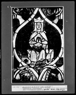 Mittleres Chorfenster mit Szenen aus dem Leben Jesu und Königs- und Prophetenreihe — Mittlere Fensterbahn mit Königen und Propheten — Thronende Maria