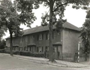 Dresden-Gruna. Wohnsiedlung des Bauvereins "Gartenheim" (um 1926/1927; P. Beck, M. Oertel). Wohnhaus, Hepkestraße 106/100. Straßenansicht
